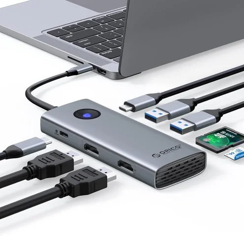 ノートPCに接続された8-in-1 USB-Cドッキングステーションと周辺機器