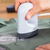 Cricut EasyPress Mini LTで布地に熱転写を行う様子