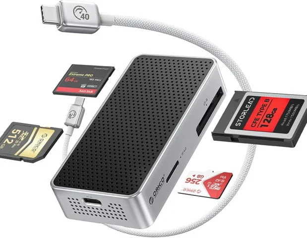 カードリーダー本体とCFexpress、SD、microSDカード、接続ケーブル