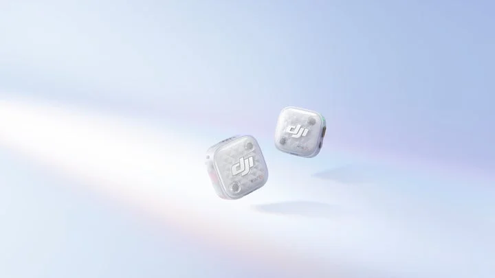 宙に浮いた2台のDJI Mic Mini 2Sトランスミッター