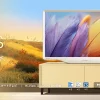 ホワイトカラーのインテリアに馴染む32インチ液晶スマートテレビ