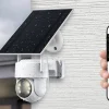 ソーラーパネル付きスマートカメラと、スマホで映像を確認している様子