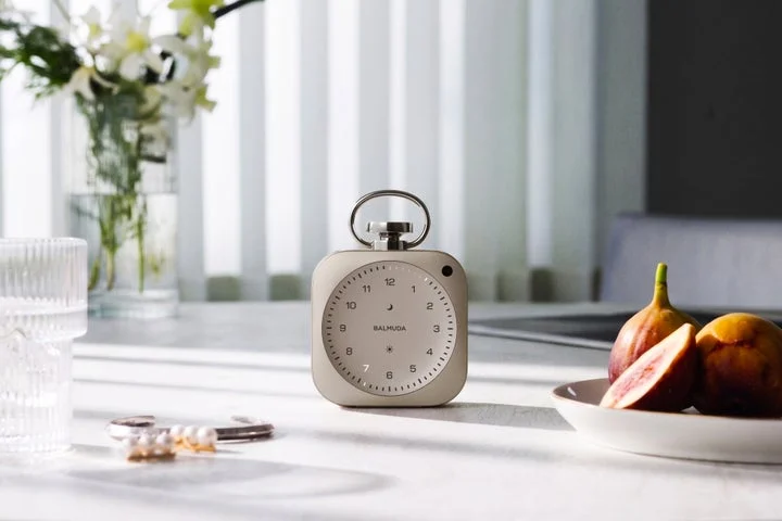 インテリアに置かれたシャンパンゴールドのThe Clock