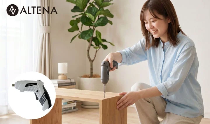 女性がALTENA電動ドライバーを使用して家具を組み立てている様子