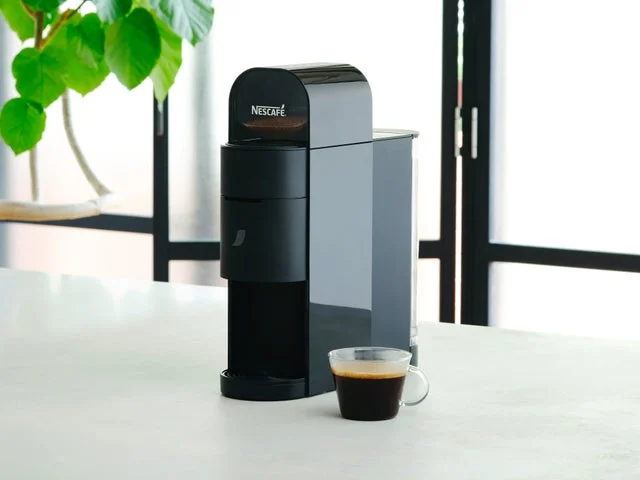 ネスカフェ ゴールドブレンド バリスタ kotoneの本体と抽出されたコーヒー
