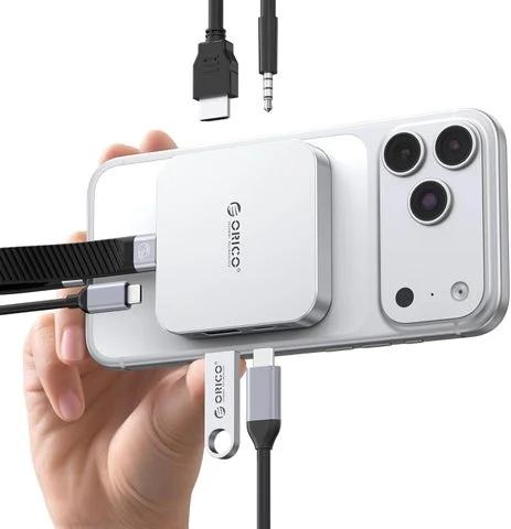iPhoneにマグネットで装着されたORICO製6-in-1ドッキングステーション