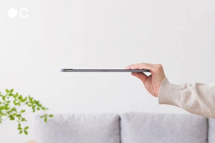 iPad Proに装着した超薄型ケースの側面