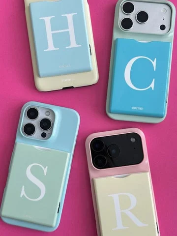 イニシャルがデザインされたカラフルなスマートフォンケースのセット