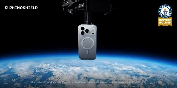 成層圏で落下テスト中のRHINOSHIELDケース装着スマートフォンとギネス記録ロゴ