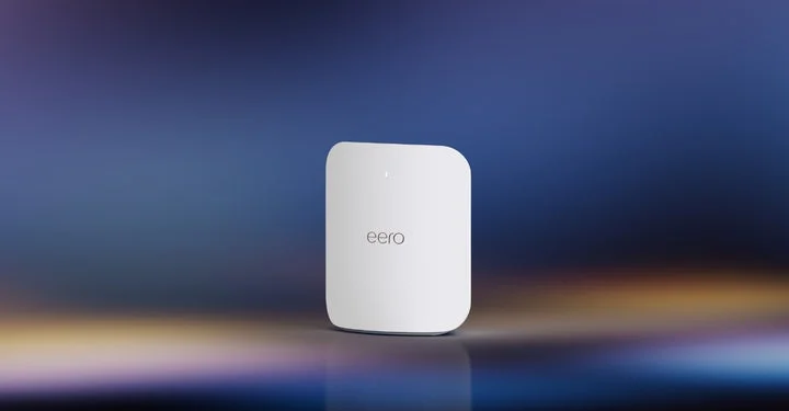 ホワイト基調のコンパクトなWi-Fiルーター「eero Max 7」の製品単体画像