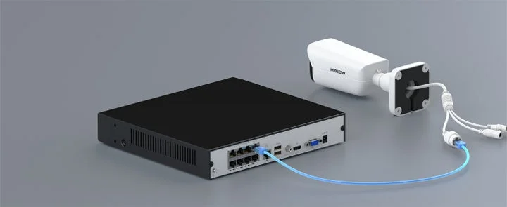 防犯カメラとNVRがLANケーブルで接続されている様子