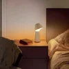 寝室のベッドサイドに置かれたPhilips Hueトワイライトベッドサイドライト