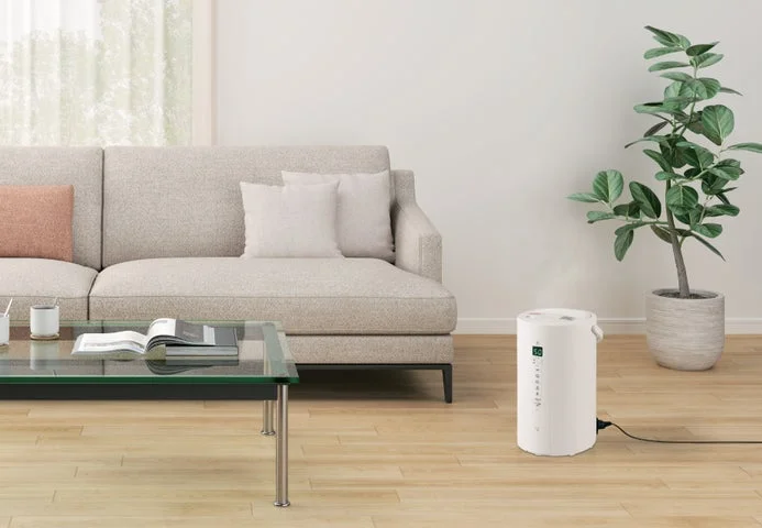 リビングのソファ横に設置されたスチーム式加湿器