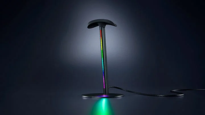 RGBライティングが点灯するRazer Base Station V3 Chroma本体の単体ショッ