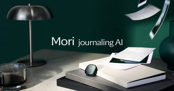 デスクの上に置かれたMori Journaling AI本体とノートや写真