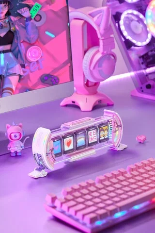 デスク環境に設置されたピンク色のTimes Gate IIとキーボード