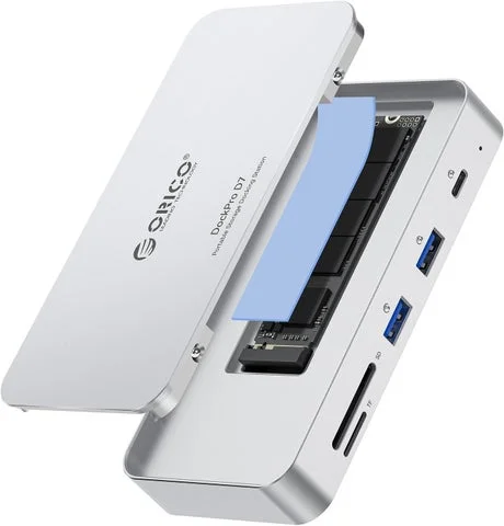 ドッキングステーションのカバーを開け、SSDとシリコンパッドを装着する様子