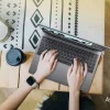 デスクでAspire Lite 15ノートパソコンを操作している様子
