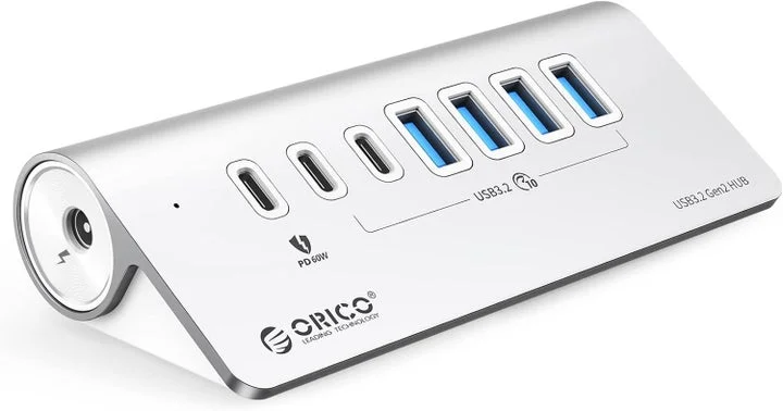 ORICOの7ポートUSB 3.2ハブ本体の斜めからの製品外観