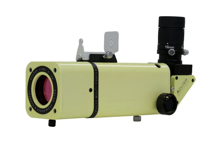 ACUTER OPTICS「LUMA-X」の全体像。黄色い鏡筒にファインダーとアイピースが装着されて
