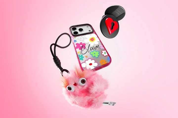 花柄のスマホケース、ミラー、ピンクのぬいぐるみチャーム