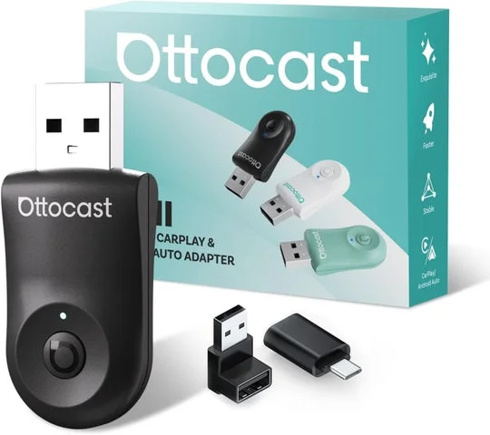 CarPlayアダプター本体とUSBプラグアダプター等の付属品一式