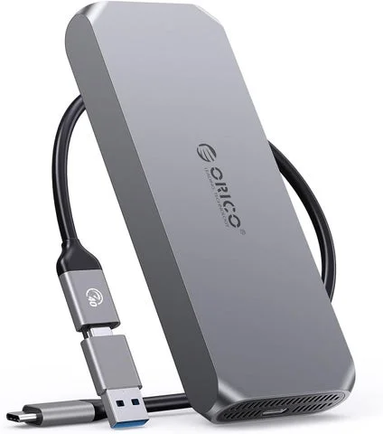 USBケーブルが接続された状態のメタリックなM.2 SSD外付けケース