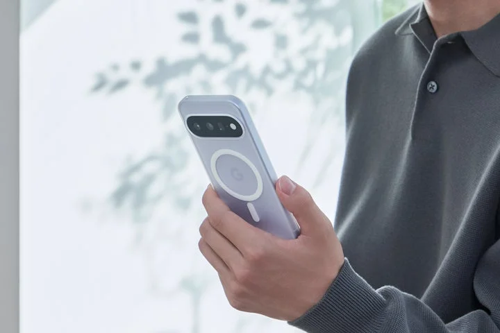 手に持ったThe Frost Air Ultra装着済みのGoogle Pixel