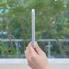 手に持った薄型スマホケースの側面図