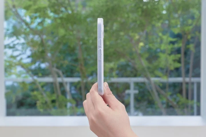 手に持った薄型スマホケースの側面図