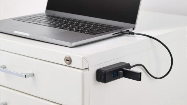デスクの引き出し側面にマグネットで固定されたUSBハブ