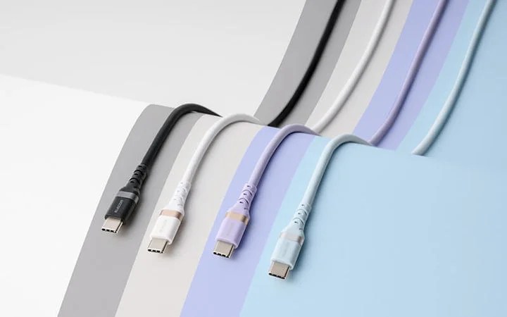 ブラック、ホワイト、パウダーブルー、ソフトラベンダーの4色のUSBケーブル