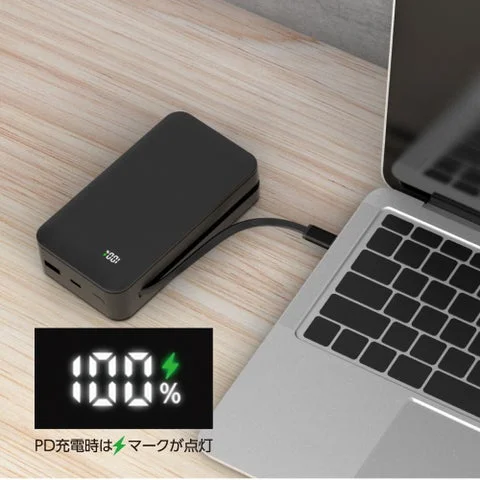 ノートパソコンに接続され、ディスプレイに100%と充電マークが表示されたモバイルバッテリー