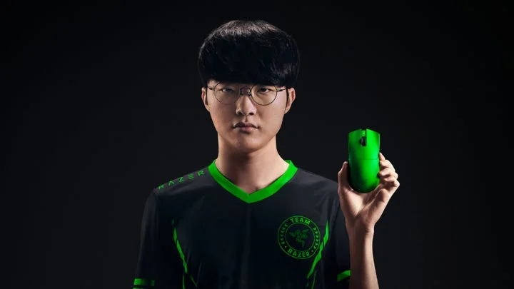 Razer Viper V4 Proを持つプロゲーマーのFaker