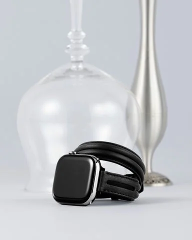 グラスに飾られたブラックのApple Watchバンド