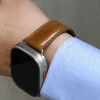 Apple Watchに装着されたハニーブラウンのレザーバンド