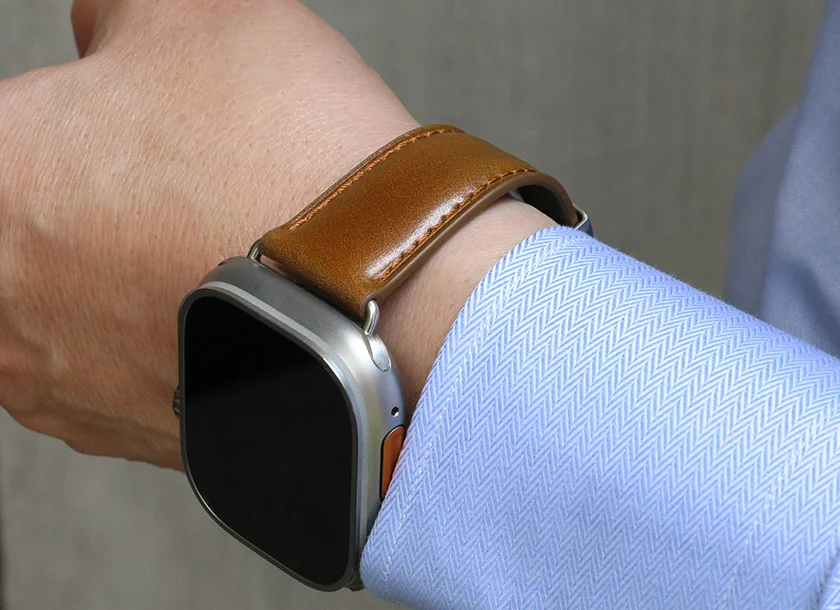 Apple Watchに装着されたハニーブラウンのレザーバンド