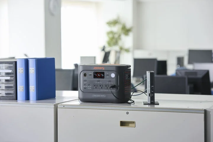 オフィスでデスクトップPCに接続されたJackery ポータブル電源 1000 Plus V2