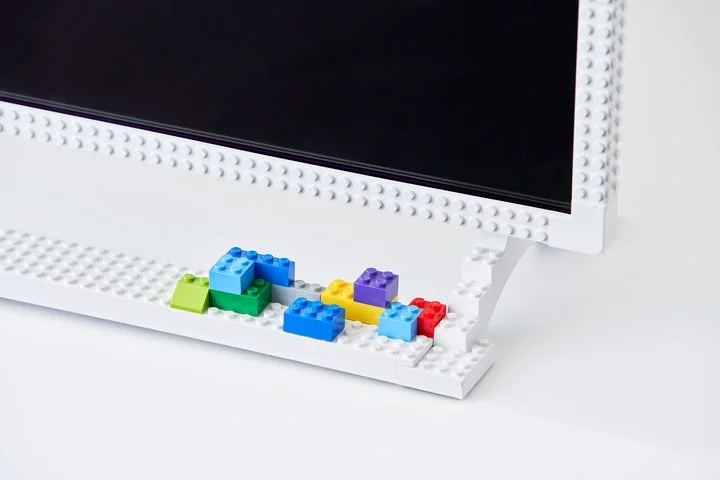 テレビのフレームとスタンドにブロックを取り付けた状態