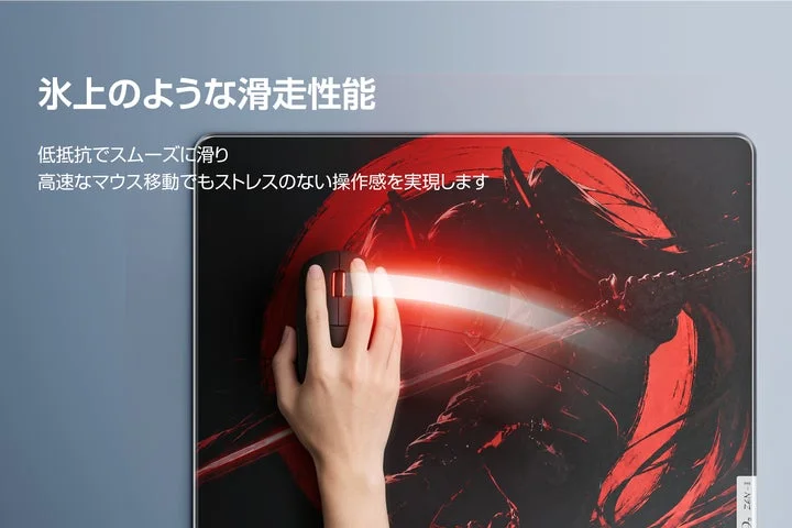 マウスを操作しているガラスマウスパッドの表面