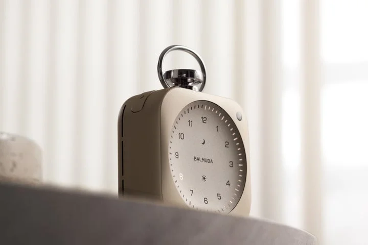 斜めから見たシャンパンゴールドのThe Clock