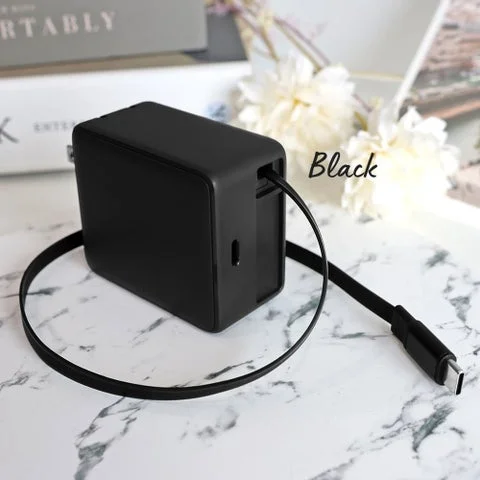 ブラックカラーのUSB充電器本体と内蔵されたリール式ケーブル