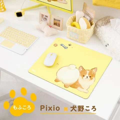 犬野ころの描き下ろしイラストが描かれたマウスパッド（もふころデザイン）の利用イメージ