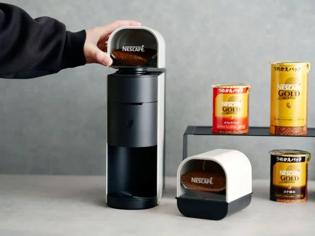バリスタ kotoneのコーヒータンクにコーヒーパックをセットする様子