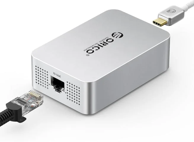 PCと接続されたORICO製10GbE LANアダプターの側面端子