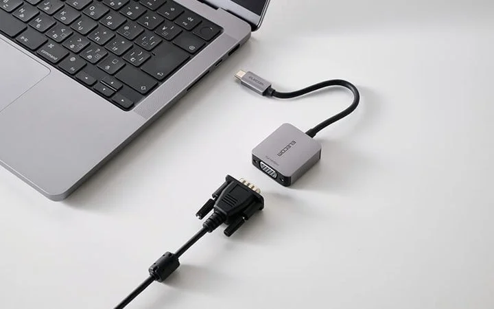 ノートパソコンとVGAケーブルの間に接続する変換アダプター