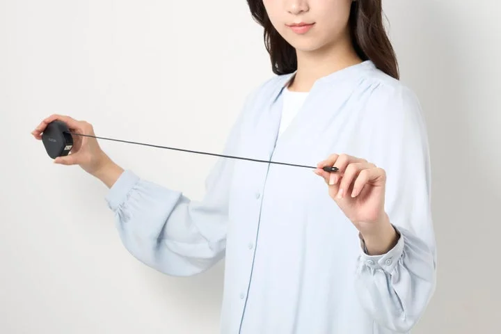 巻き取り式ケーブルを引き出して使用している様子