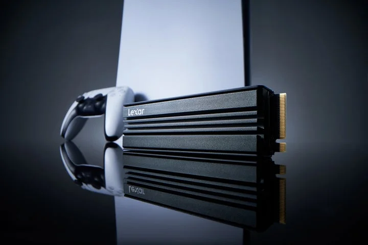PlayStation 5本体とヒートシンク一体型SSD