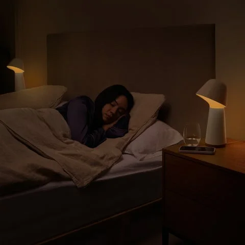 ベッドサイドで点灯するPhilips Hueトワイライトベッドサイドライト