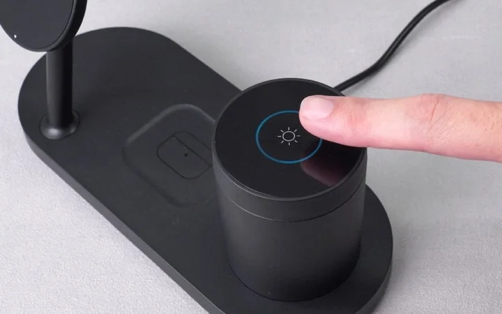 充電スタンドの天面にあるナイトライトのスイッチを指でタップしている様子